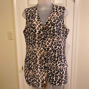 Nancy Crystal - VTG SILK leopard print v-neck sleeveless button up top, …